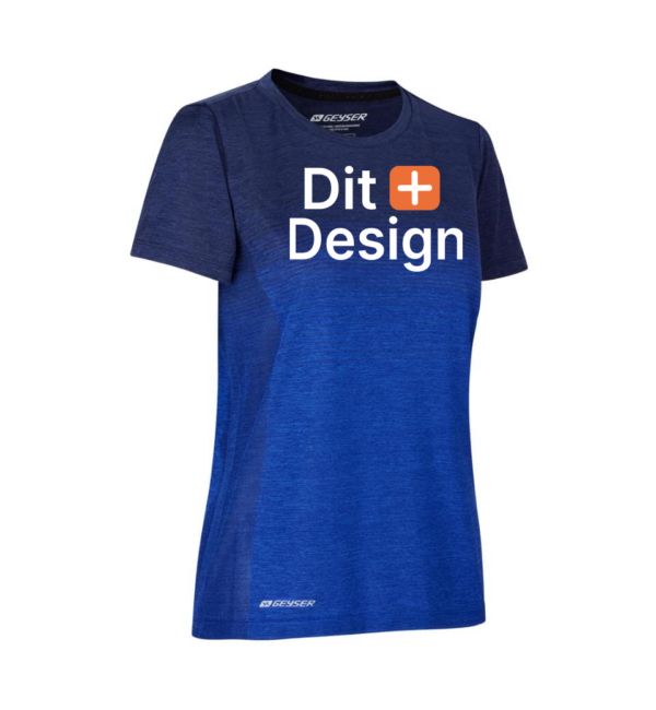 Group 280 En mørkeblå T-shirt med kort ærme har teksten "Dit Design" og logoet "GEYSER" trykt på brystet. T-shirten vises på en hvid baggrund.