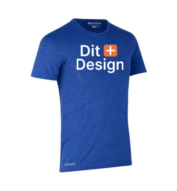 En blå T-shirt med teksten "Dit Design" trykt på forsiden, ledsaget af et orange firkantet symbol med et hvidt plus-tegn. T-shirten vises mod en hvid baggrund.