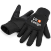 Sorte handsker ligger fladt på en hvid overflade; den ene viser tekst "CH Design" med en orange firkant.