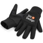 Sorte handsker ligger fladt på en hvid overflade; den ene viser tekst "CH Design" med en orange firkant.