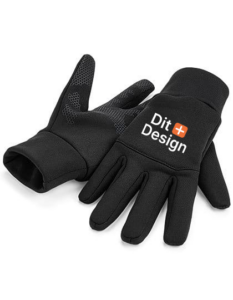 Sorte handsker ligger fladt på en hvid overflade; den ene viser tekst "CH Design" med en orange firkant.