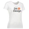 Hvid T-shirt viser teksten "Dit + Design" foran. Øverst står "GEYSER" diskret. T-shirten er placeret mod en ensfarvet baggrund, hvilket fremhæver designet.
