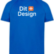 En blå T-shirt med teksten "Dit + Design" trykt på ryggen i hvid. Baggrunden er hvid uden andre genstande eller detaljer.
