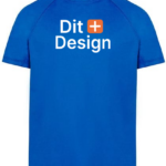 En blå T-shirt med teksten "Dit + Design" trykt på ryggen i hvid. Baggrunden er hvid uden andre genstande eller detaljer.
