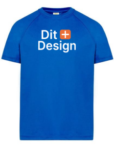 En blå T-shirt med teksten "Dit + Design" trykt på ryggen i hvid. Baggrunden er hvid uden andre genstande eller detaljer.