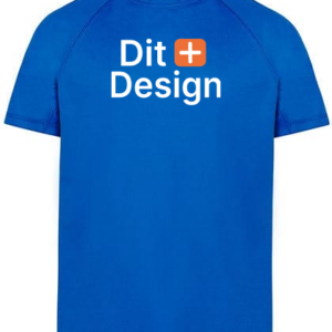 En blå T-shirt med teksten "Dit + Design" trykt på ryggen i hvid. Baggrunden er hvid uden andre genstande eller detaljer.