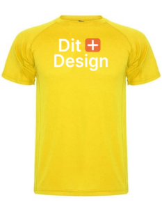 Gul T-shirt viser teksten "Dit Design" i hvidt med et rødt felt med et hvidt plus-tegn mellem ordene. Baggrunden er neutral og enkel.