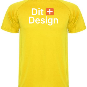 Gul T-shirt viser teksten "Dit Design" i hvidt med et rødt felt med et hvidt plus-tegn mellem ordene. Baggrunden er neutral og enkel.