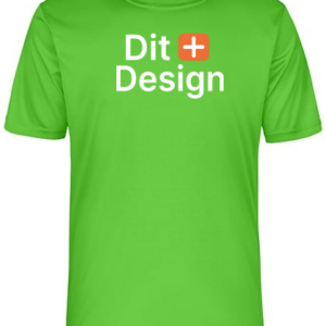 Grøn t-shirt viser teksten "Dit Design" med hvid skrift. T-shirten hænger frit uden baggrund, hvilket fremhæver dens farve og besked.