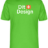 Grøn t-shirt viser teksten "Dit Design" med hvid skrift. T-shirten hænger frit uden baggrund, hvilket fremhæver dens farve og besked.