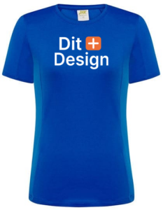 Blå T-shirt vises med teksten "Dit Design" samt et orange plus-ikon på brystet. T-shirten er vist mod en hvid baggrund, og ingen anden dekoration er synlig.