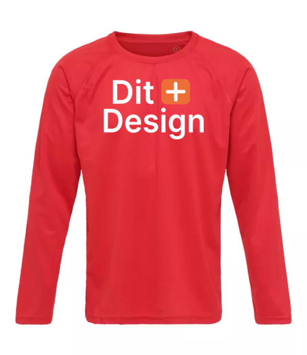 Rød langærmet trøje med teksten "Dit Design" trykt på forsiden i hvidt. Baggrunden er neutral og uden detaljer.