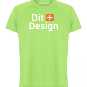 Grøn T-shirt med teksten "Dit Design" trykt foran i hvidt og et lille rødt firkantet plus-tegn imellem ordene, set på en hvid baggrund.