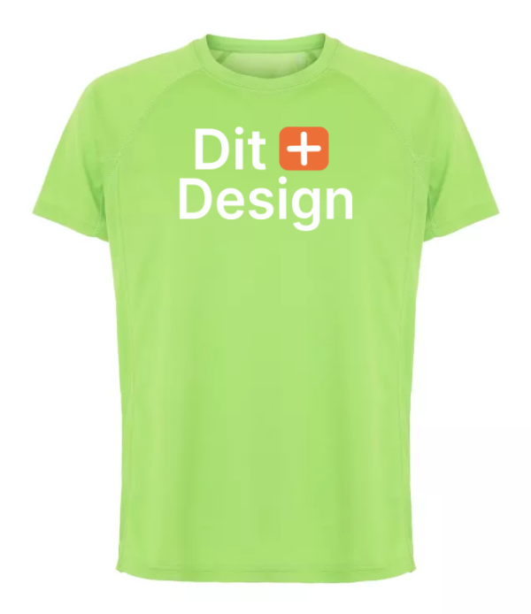 Grøn T-shirt med teksten "Dit Design" trykt foran i hvidt og et lille rødt firkantet plus-tegn imellem ordene, set på en hvid baggrund.