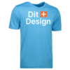 Blå t-shirt med teksten "Dit Design" og et orange plus-tegn på brystet, vises mod en hvid baggrund.