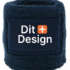 Mørkeblå armbånd med teksten "Dit+Design" på et rektangulært skilt på forsiden. Objekter omkring det er ikke synlige.