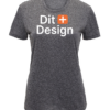 Grå t-shirt med teksten "Dit + Design". Skjorten hænger neutralt uden baggrund, og teksten er trykt med hvid og orange farve på brystet.