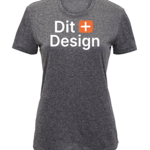 Grå t-shirt med teksten "Dit + Design". Skjorten hænger neutralt uden baggrund, og teksten er trykt med hvid og orange farve på brystet.