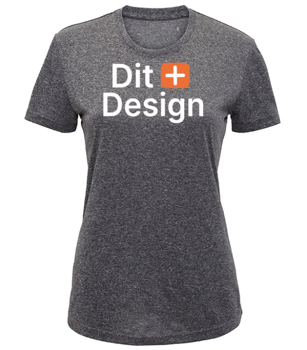 Grå t-shirt med teksten "Dit + Design". Skjorten hænger neutralt uden baggrund, og teksten er trykt med hvid og orange farve på brystet.