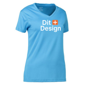 Blå T-shirt med V-hals står på en hvid baggrund. På brystet står teksten "Dit Design" med et orange plustegn mellem ordene.