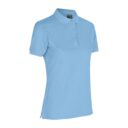 En lyseblå kortærmet polo-shirt med krave og tre knapper foran. Den står alene imod en hvid baggrund.