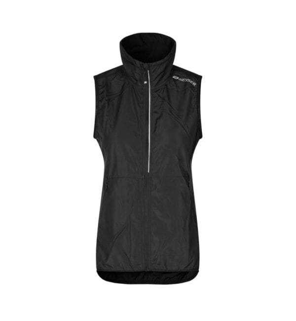 g11014_900_pack_4 Sort vest uden ærmer med høj krave og lynlås foran. "GEYSER" logo er trykt på skulderen. Baggrund er hvid.