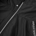 Sort jakke med lynlås og mærket "GEYSER". Lynlåsen er centreret, og et lille logo er placeret lige ved lynlåsen. Stoffet ser ud til at være vandtæt.