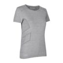 En grå T-shirt lavet af åndbart stof, ses mod en hvid baggrund. Mærket "GEYSER" er synligt indeni kraven.