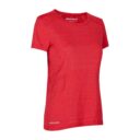 Rød T-shirt med rund hals og korte ærmer. Tekst på T-shirten: "GEYSER" ved halskanten og nederst til venstre. T-shirten er præsenteret mod en hvid baggrund.