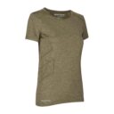 En olivengrøn T-shirt med korte ærmer, hvor mærket "GEYSER" er trykt på både indersiden af kraven og nederste venstre hjørne. Baggrunden er hvid.