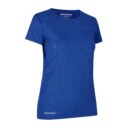 En blå T-shirt uden mønstre står mod en hvid baggrund. Tekst på T-shirten: "GEYSER" på brystet og nederst til venstre.