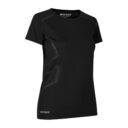 Sort kortærmet t-shirt med rund hals og skraverede mønstre. Tekst på t-shirten: "GEYSER" nederst til højre og i nakken. Baggrund er hvid.