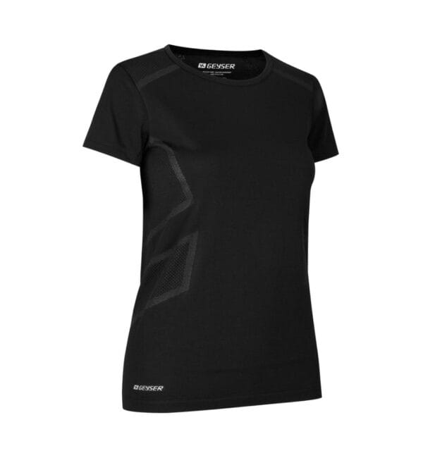 g11020_900_pack_1 Sort kortærmet t-shirt med rund hals og skraverede mønstre. Tekst på t-shirten: "GEYSER" nederst til højre og i nakken. Baggrund er hvid.