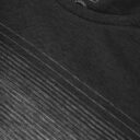 En sort t-shirt ligger fladt, med tynde, hvide horisontale linjer i forskellige intervaller på tværs foran. Indvendigt etikette viser størrelse "SMALL".