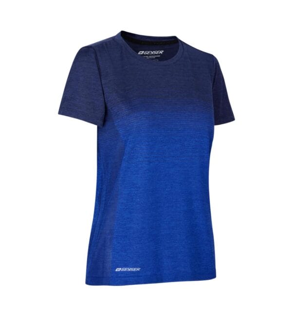 g11024_796_pack_1 Blå T-shirt med korte ærmer og rund hals. Tekst på T-shirten: "GEYSER." T-shirten vises imod en hvid baggrund.