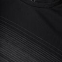 Sort T-shirt design med tynde, hvide linjer i et mønster, der løber langs bunden. En del af nakkelabelen med utydeligt hvidt tryk er synlig øverst.