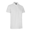 En hvid poloshirt hænger frit i et neutralt rum, med kort ærme, tre knapper foran og en lille krave.