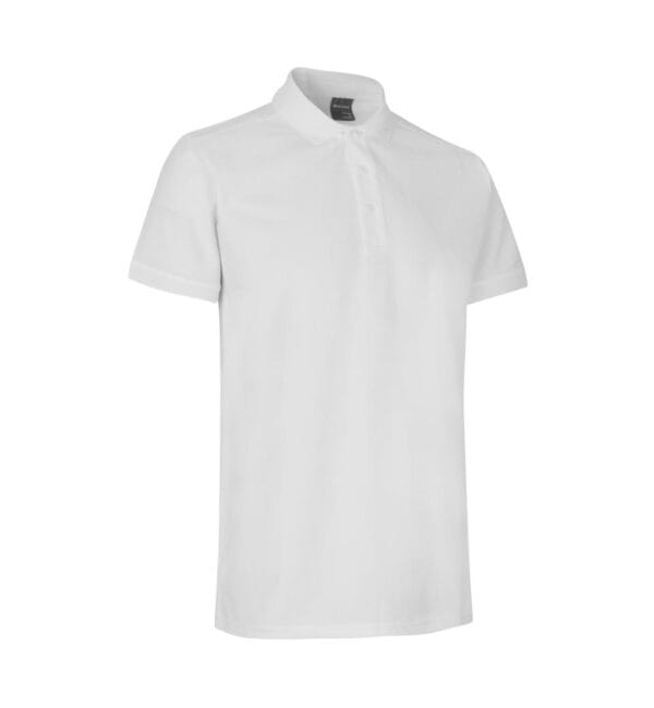 g21006_001_pack_1 En hvid poloshirt hænger frit i et neutralt rum, med kort ærme, tre knapper foran og en lille krave.