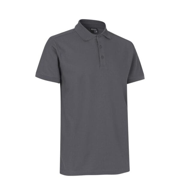 g21006_265_pack_1 Grå poloshirt vises stående nærbillede mod en hvid baggrund. Tekst på indersiden af kraven viser mærket "ID Identity" og størrelsen "Medium".