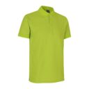 En limegrøn poloshirt hænger i en hvid baggrund; skjorten har korte ærmer og en krave med tre knapper.