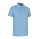 Lyseblå polo med korte ærmer og tre knapper i en lys, minimal baggrund.