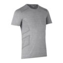 En grå kortærmet T-shirt med mørkere grå sektioner på skuldrene og siderne. På forsiden af kraven står teksten "GEISER". Baggrunden er hvid.