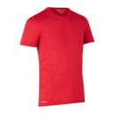 Rød t-shirt med korte ærmer og rund hals, mærket "GEYSER" på brystet. Trøjen er ensartet i farven og præsenteres isoleret mod en hvid baggrund.