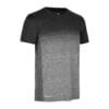 Sort-grå t-shirt med korte ærmer og rund hals. Farvegradueringen skifter fra sort til grå fra top til bund. Teksten "QUECHUA" er skrevet nederst til venstre.