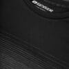En sort t-shirt fra mærket Geyser ligger fladt. Der er horisontale grå striber på den nederste del. Teksten på etiketten lyder: "GEYSER 50% Fabric / Moisture Management".