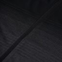 Sort stof med tynde vandrette linjer. Stoffet er delt af en lodret søm. Tekstilerne har en gradientstruktur, der tilføjer tekstur og dybde.