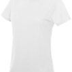 En hvid kortærmet t-shirt med en rund hals hænger i en neutral indendørs indstilling. Mærkatet på indersiden af halsen har tekst.