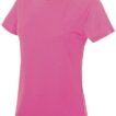 Lyserød T-shirt står oprejst på en hvid baggrund. Skjortemærket på kraven viser "Fruit of the Loom".