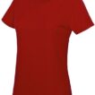 Rød T-shirt med rund halskrave og korte ærmer. En etiket på indersiden af nakken viser mærket "Uneek Classic". Baggrunden er hvid.