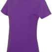 En lilla kortærmet T-shirt hænger frit mod en hvid baggrund. Mærkets label ved kraven viser "AWDis Just Cool".